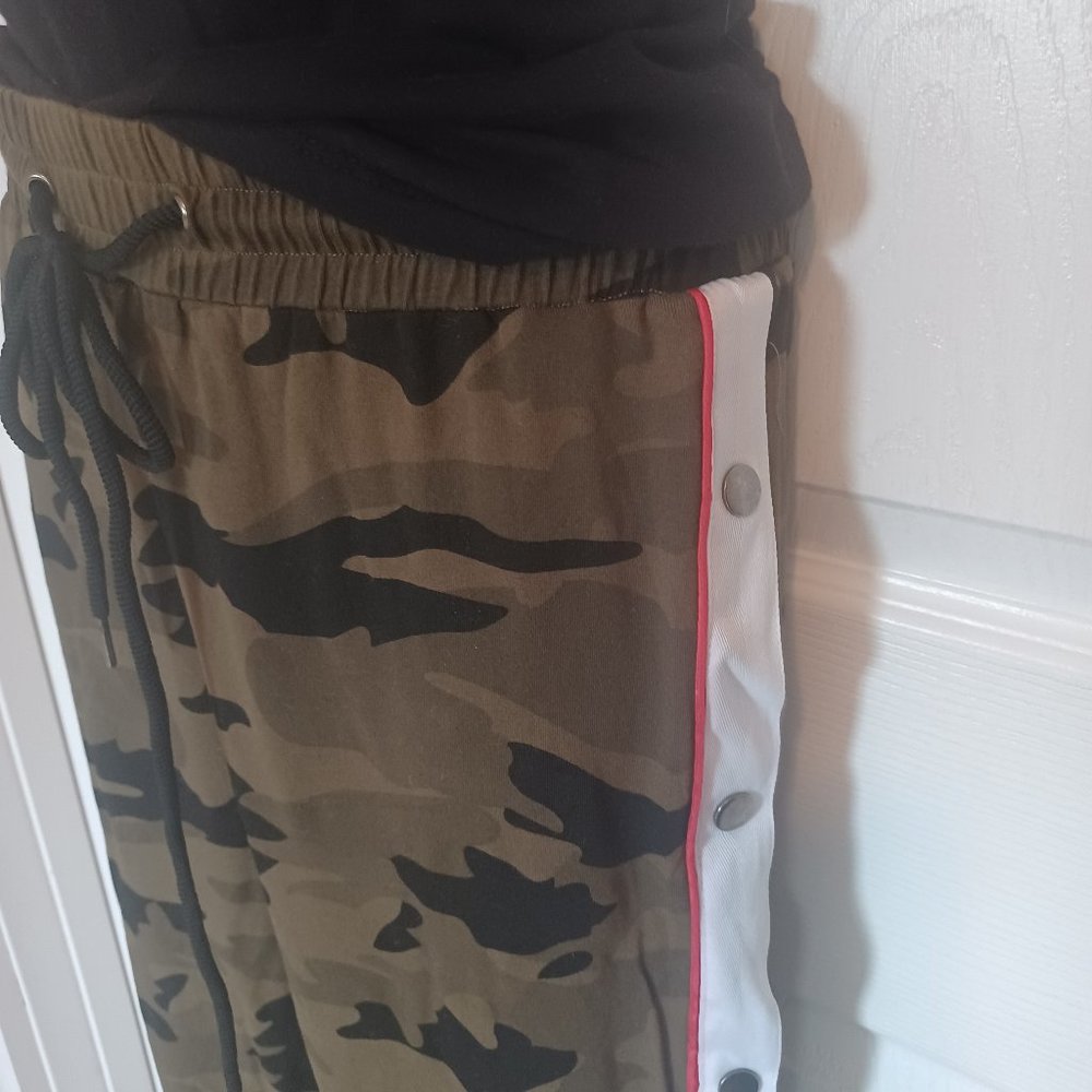 Fashion Nova Camo Print Joggers Size M